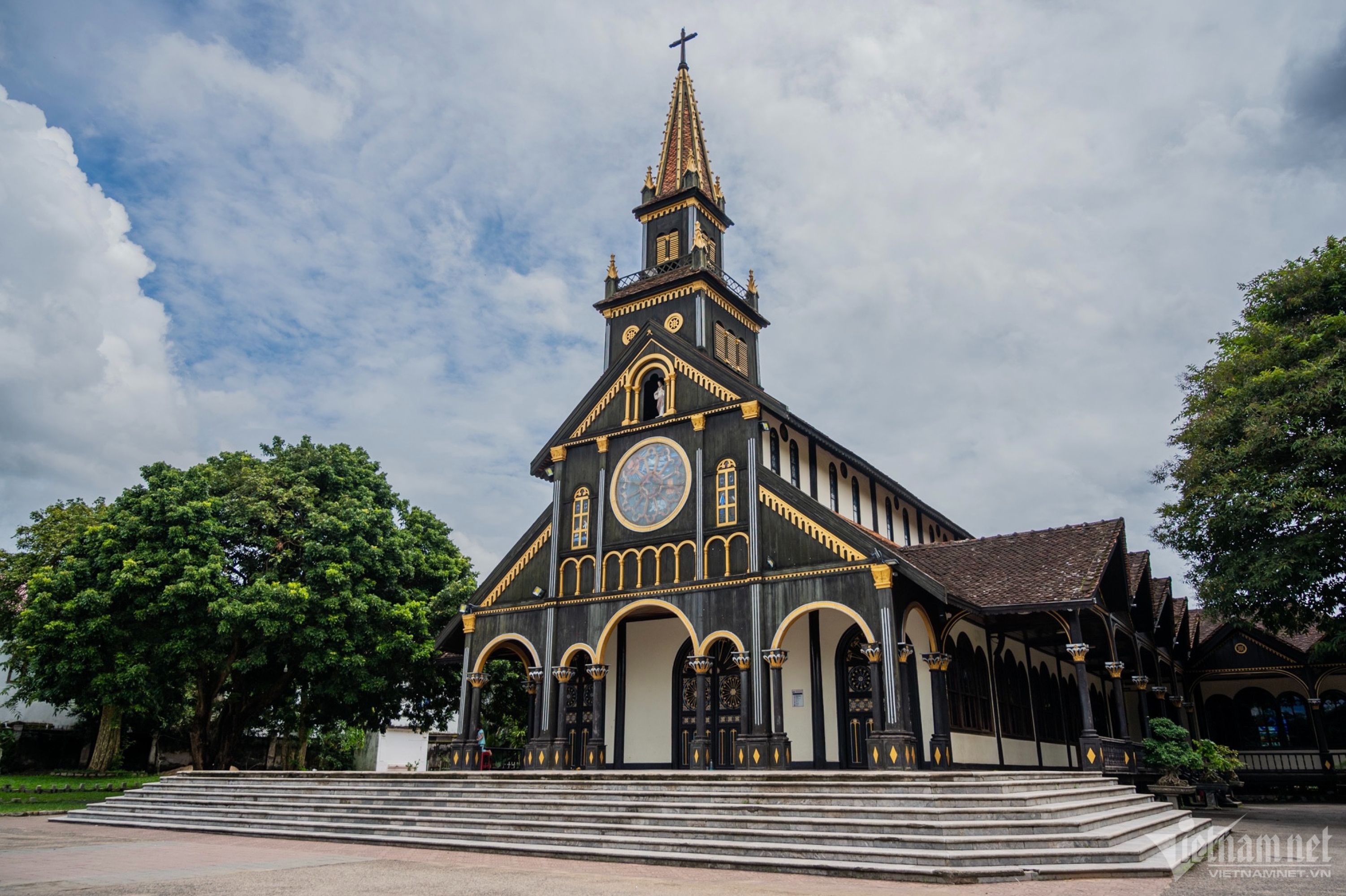 Nhà Thờ Gỗ Kon Tum