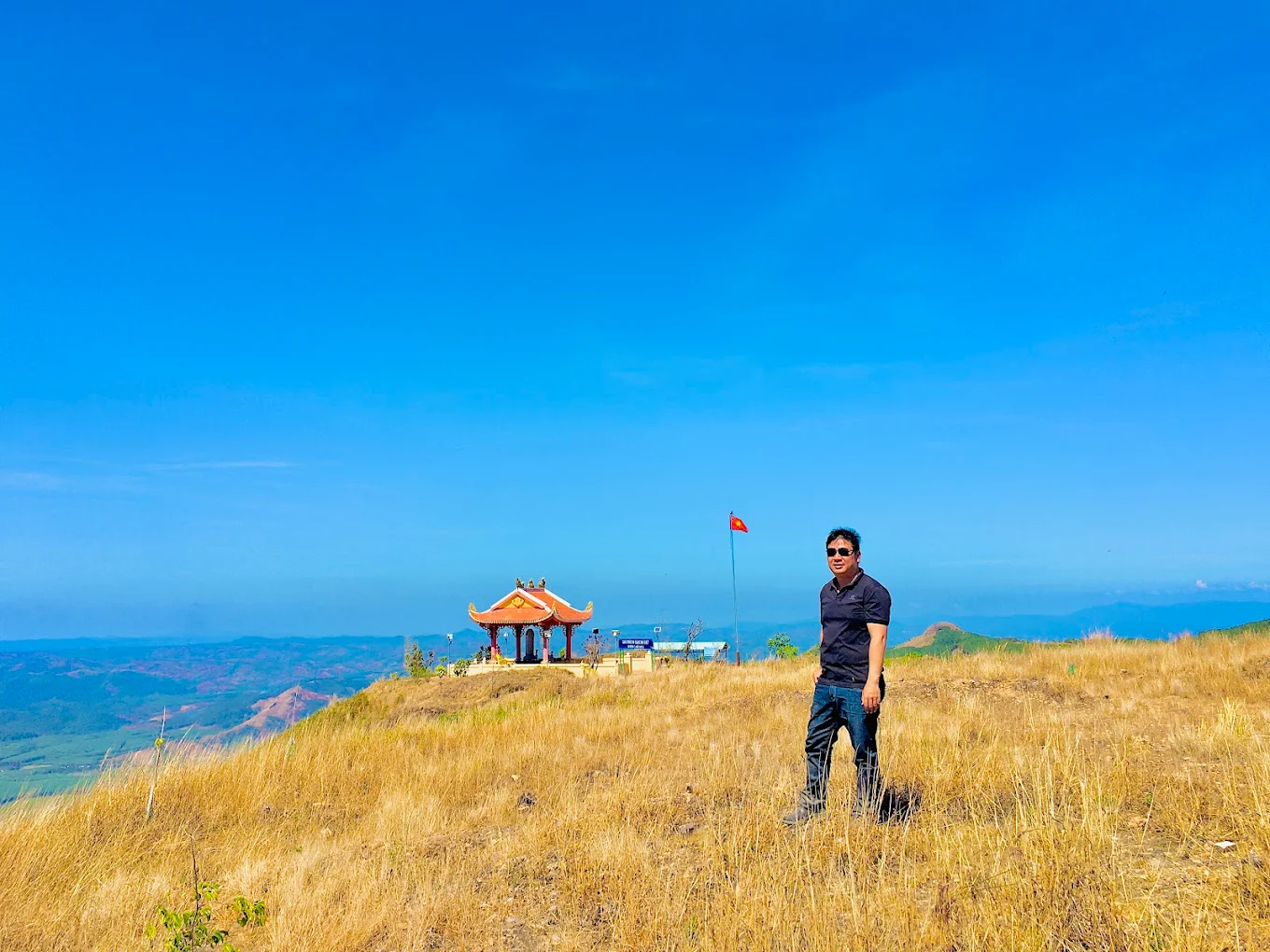 Bia tưởng niệm đồi Charlie - Điểm cao 1015