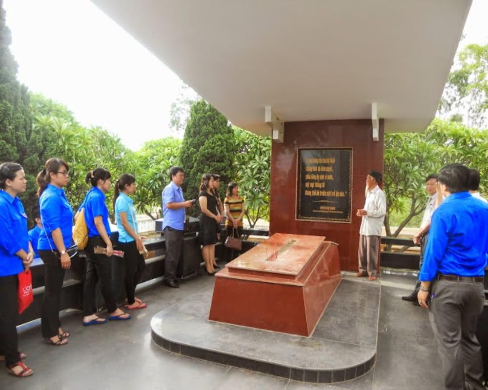 Mộ Huỳnh Thúc Kháng 2