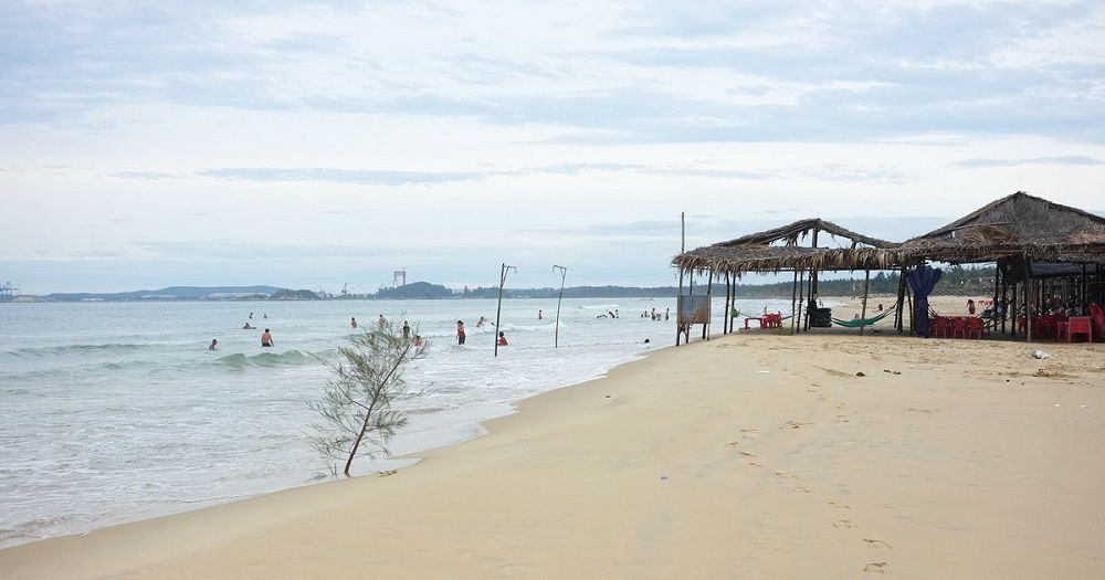 Thưởng thức hải sản tươi sống ngay tại các chòi lá cạnh bãi biển