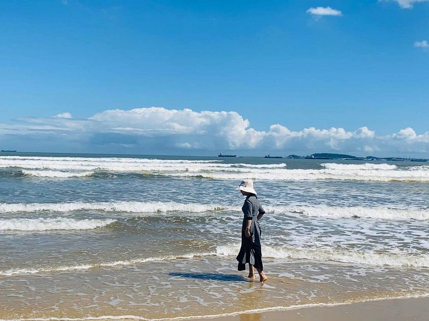 Biển Khe Hai được thiên nhiên ưu ái với bãi biển rộng, bờ cát dài, sóng êm và ít gió