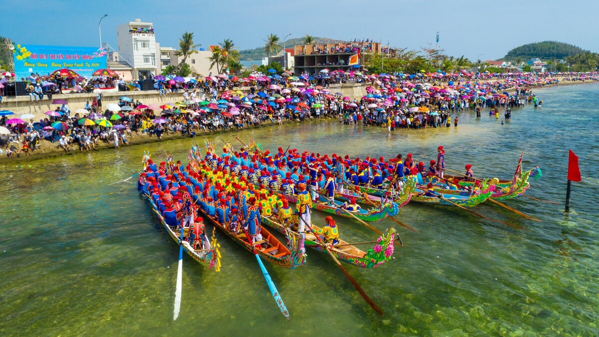 Lễ hội đua thuyền Tứ Linh