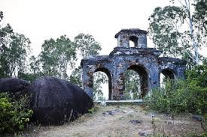 di tích của thành cổ Quảng Ngãi cũ còn sót lại