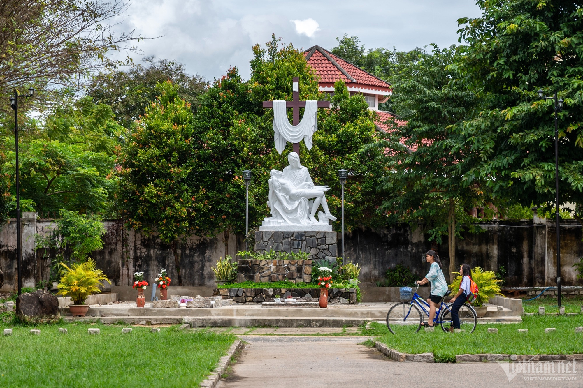 Khám phá Nhà thờ gỗ Kon Tum với tuổi đời hơn 100 năm 3