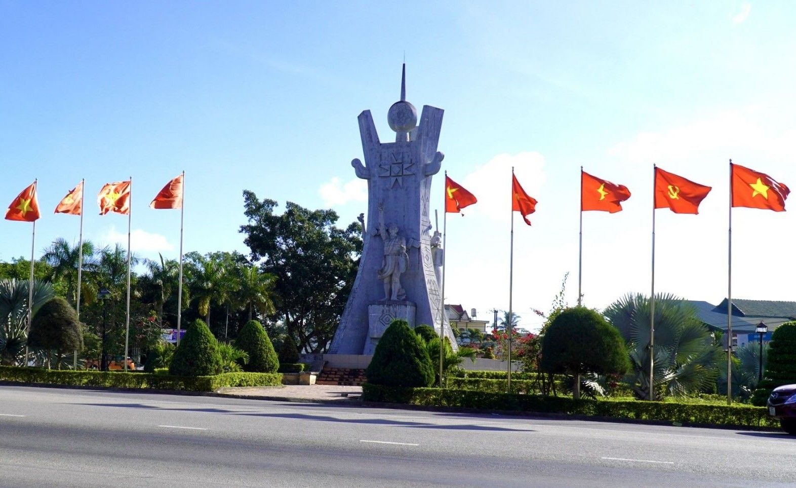 Tượng đài Đắk Hà vào ngày lễ