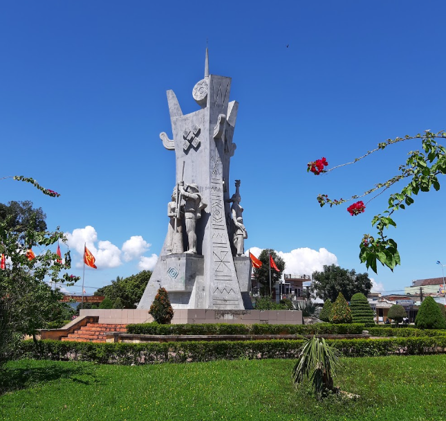 Tượng đài Đắk Hà lúc trời quang mây tạnh