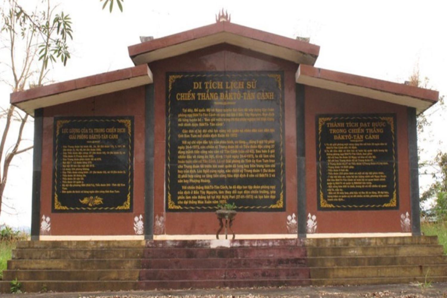 Bia đá khắc ghi chiến công và các lực lượng tham gia Chiến dịch Đăk Tô - Tân Cảnh.