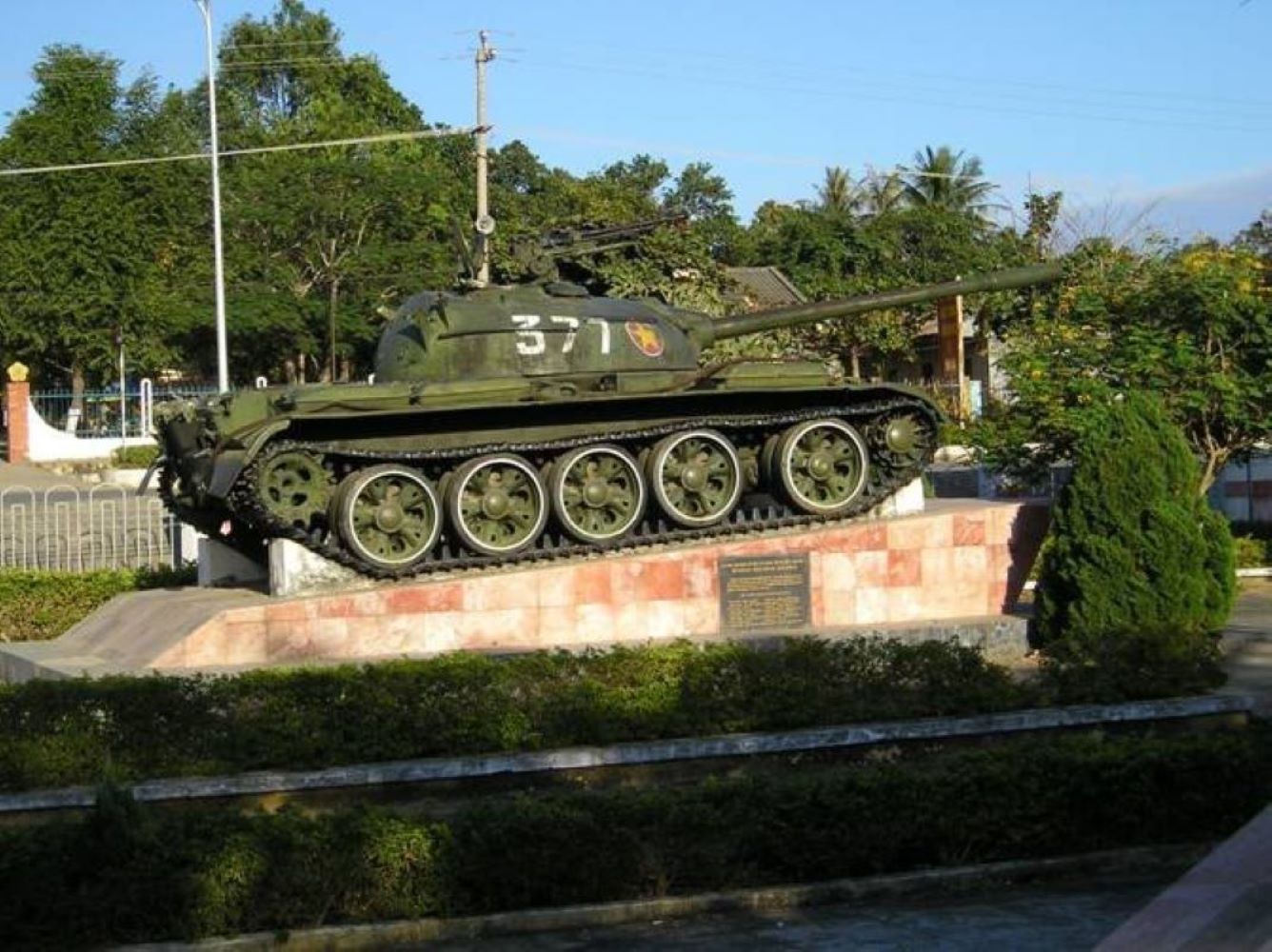Xe tăng 377 - biểu tượng thép của Chiến dịch Đăk Tô - Tân Cảnh, nay được phục dựng và trưng bày tại khuôn viên.