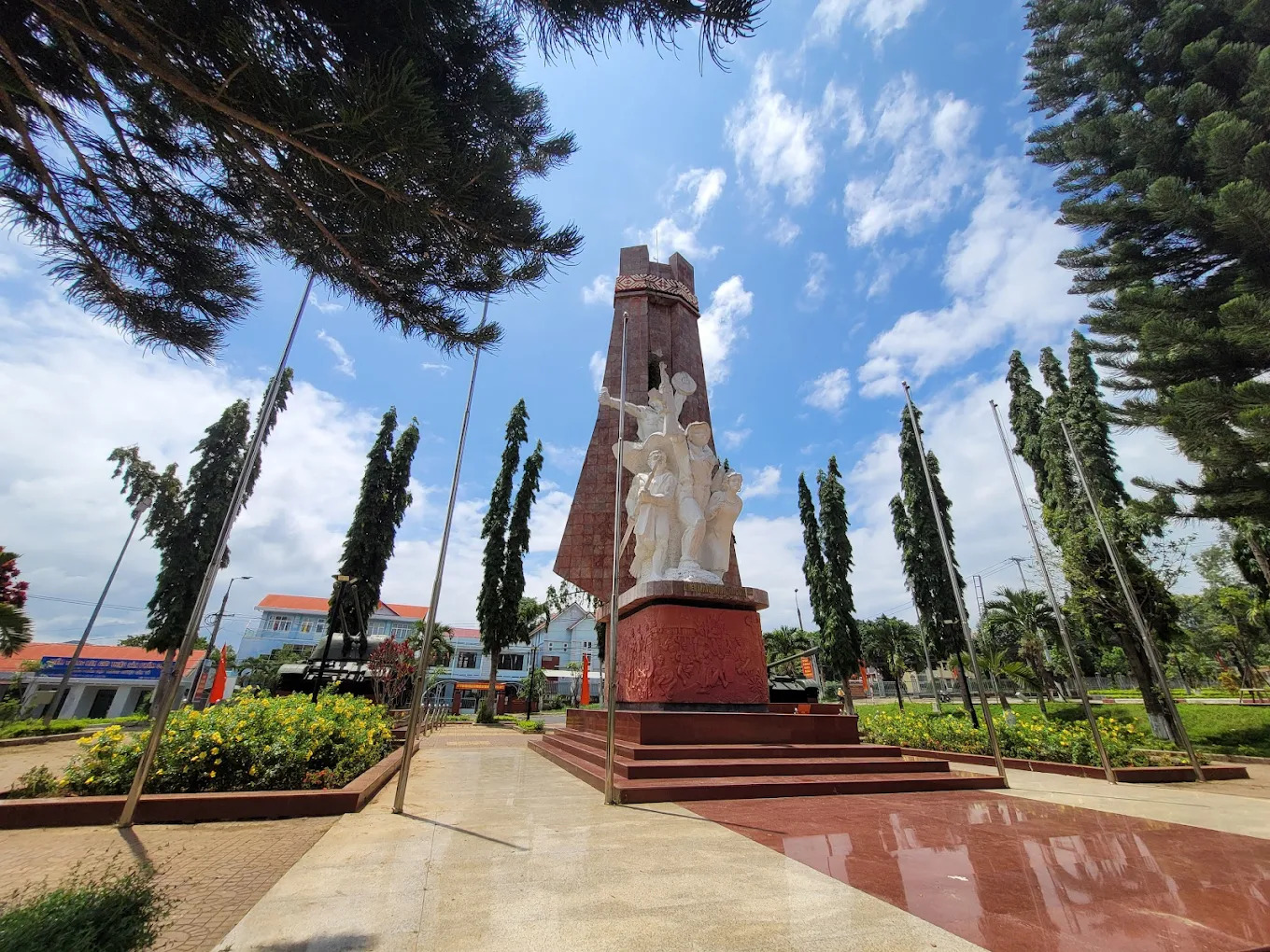 Toàn cảnh khu di tích Đăk Tô – Tân Cảnh nhìn từ trên cao – vừa linh thiêng, vừa nên thơ.