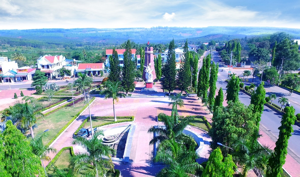 Hình ảnh Tượng đài Chiến thắng nằm giữa khuôn viên rộng lớn tại trung tâm thị trấn Đắk Tô.