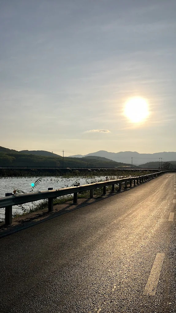 Hoàng hôn phủ vàng mặt đường trên cầu Diên Bình - khung cảnh khiến người ta muốn dừng lại thật lâu.