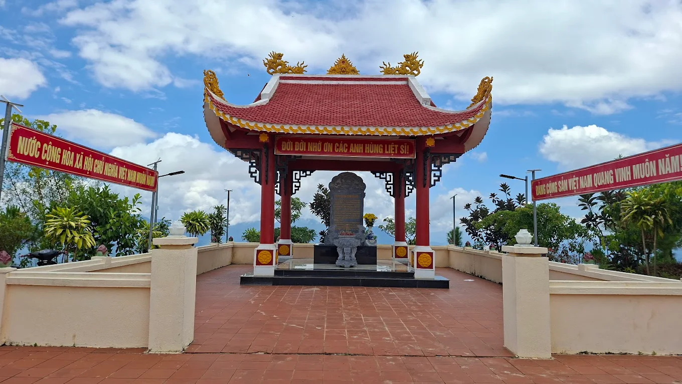 Không gian linh thiêng, trang nghiêm, là nơi các đoàn thể, học sinh và cựu chiến binh đến thắp nén hương tri ân.