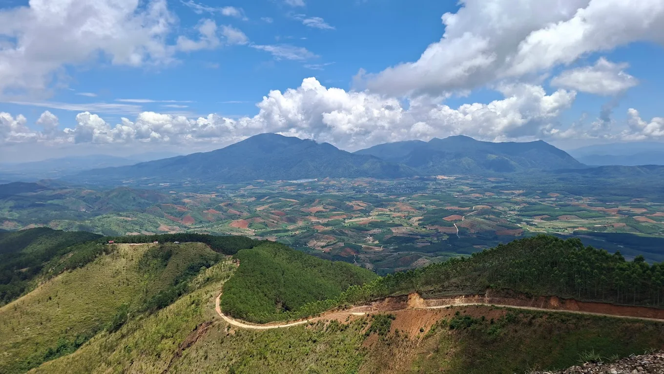 Từ đỉnh Charlie có thể phóng tầm mắt bao trọn cả vùng Tây Nguyên - vị trí quân sự chiến lược thời chiến tranh.