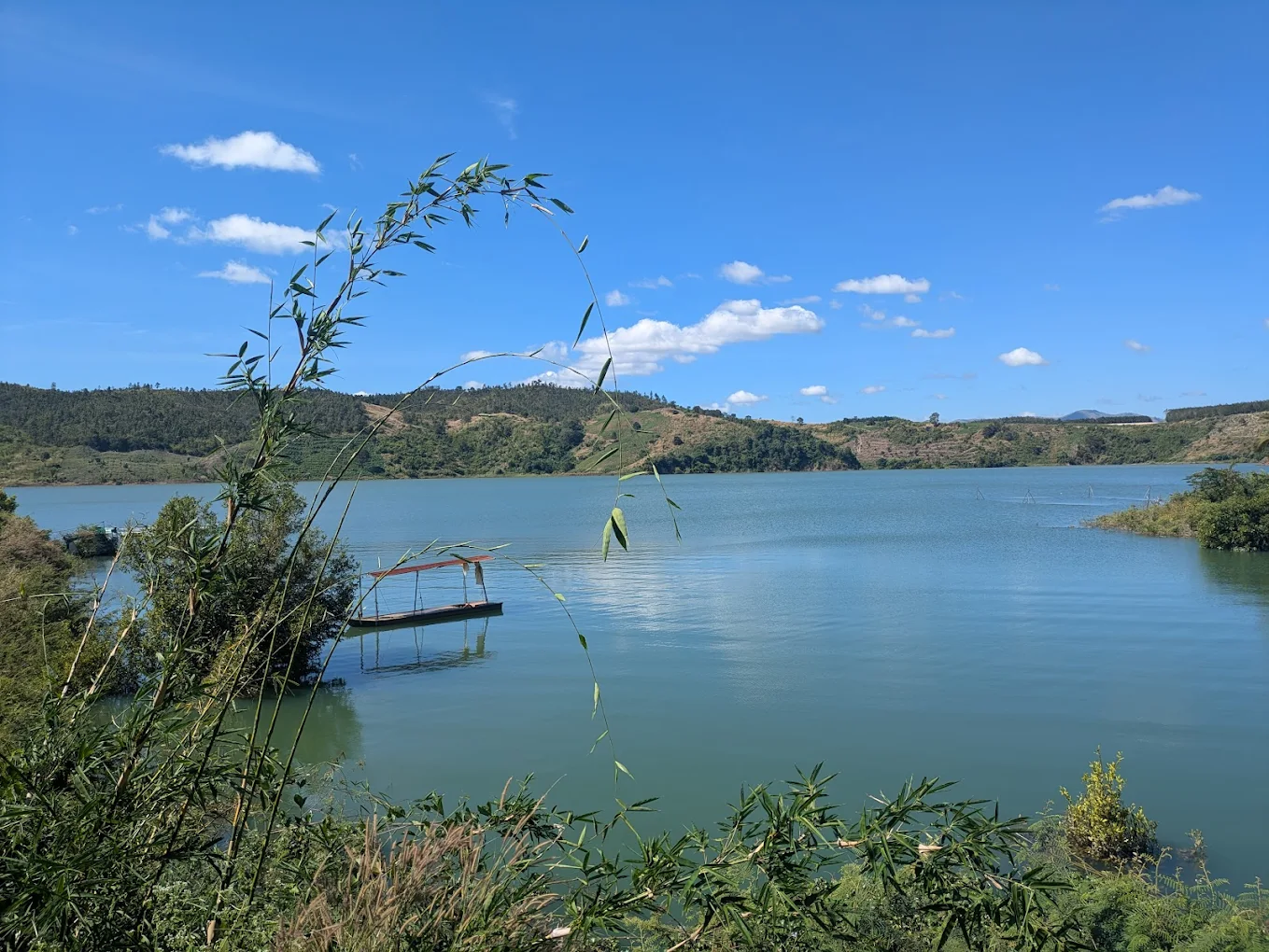 Chiếc bè lênh đênh giữa hồ – nhẹ nhàng, mộng mơ và đầy thi vị.