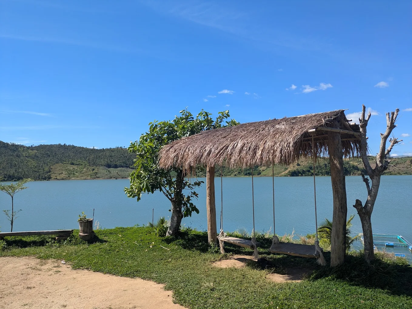 Một chiếc xích đu gỗ dưới mái tranh – góc chill đúng nghĩa cho bạn trẻ mê sống chậm.