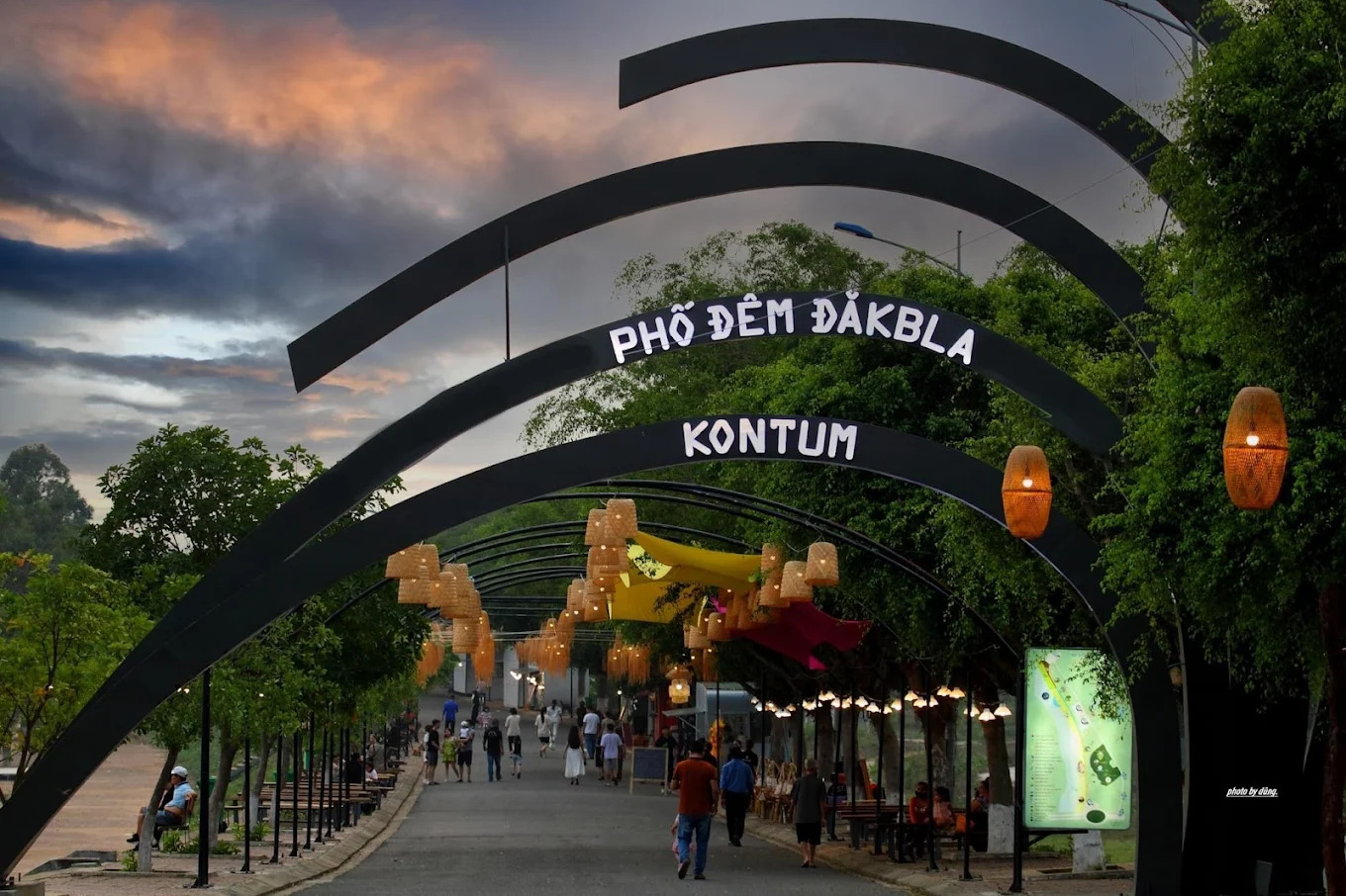 Toàn cảnh tuyến phố với không gian thoáng, ghế gỗ mộc mạc dưới tán cây