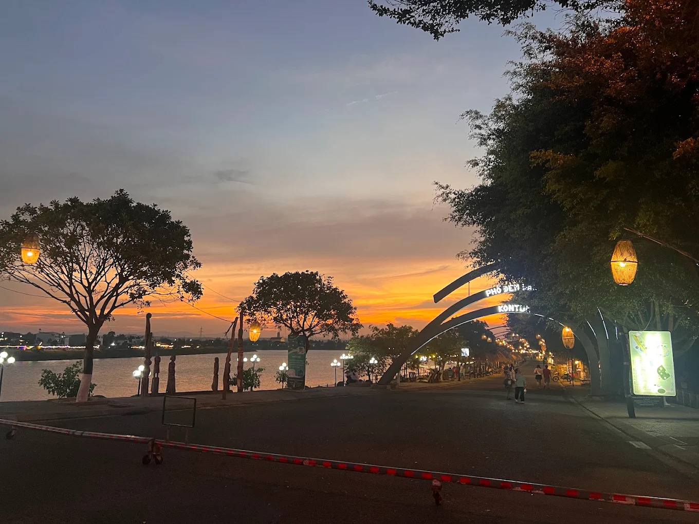 Cổng chào Phố đi bộ Kon Tum về đêm, nổi bật giữa khung cảnh lãng mạn