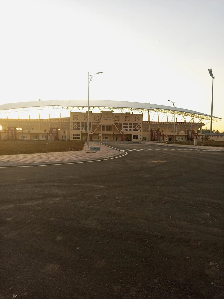 Mặt trước sân vận động vào buổi chiều hoàng hôn