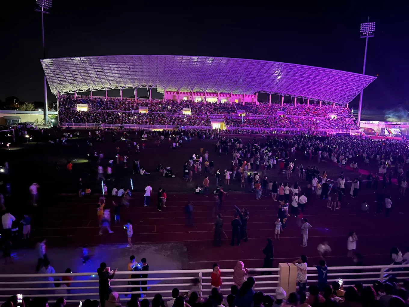 Một đêm đại nhạc hội tại sân vận động, thu hút hàng ngàn người tham dự