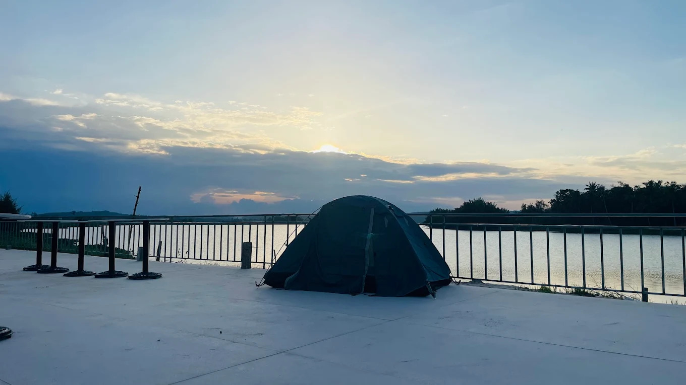 Không gian cắm trại lý tưởng ngay cạnh bến du thuyền, với tầm nhìn hướng sông tuyệt đẹp khi chiều buông.