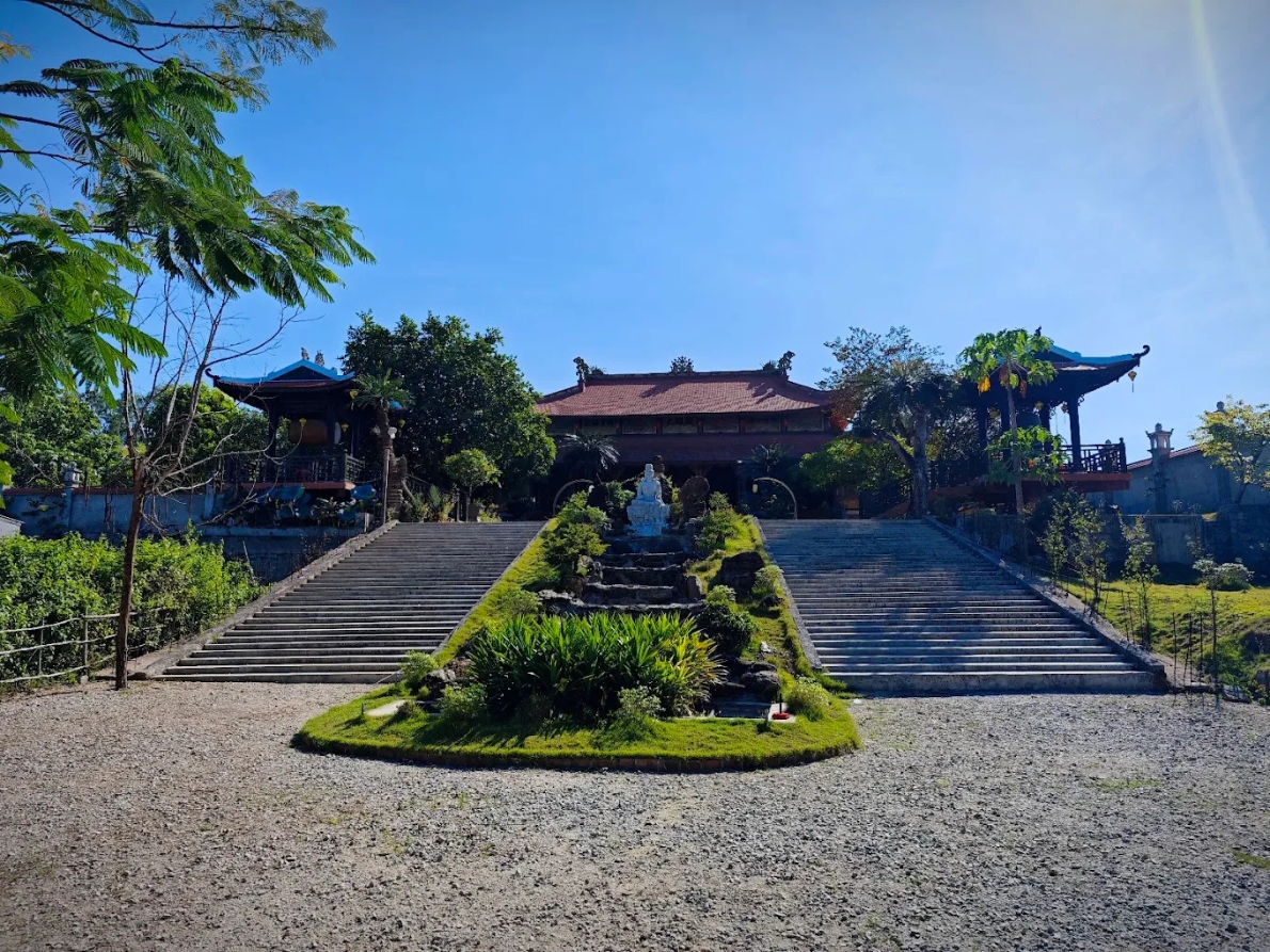 Từ chân đồi nhìn lên, Chùa Trang Sơn hiện ra uy nghi giữa cây xanh, trời cao và bậc thang dẫn lối lên cổng tam quan.