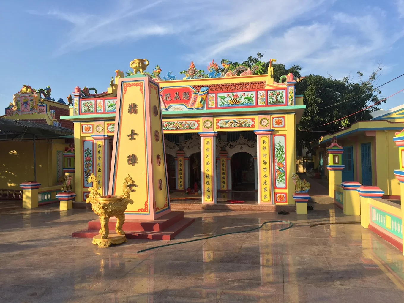 Mái cong, cột trụ và màu sắc đậm nét kiến trúc truyền thống của Lý Sơn.