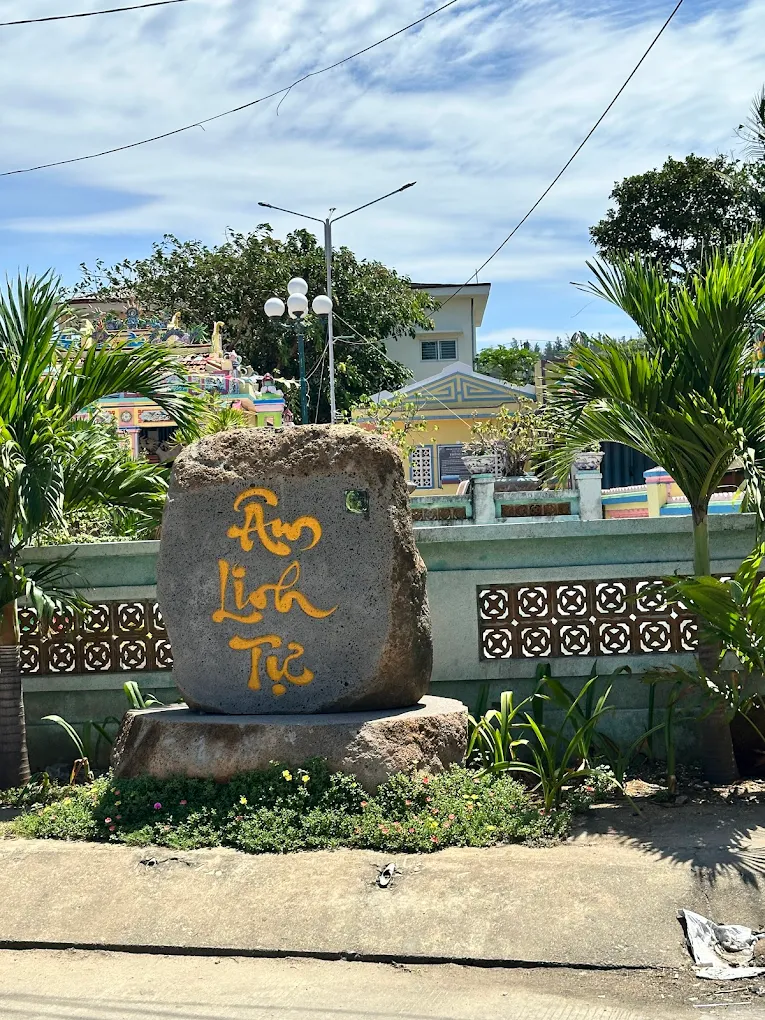 Bia đá khắc “Âm Linh Tự” - biểu tượng của miếu thờ hùng binh Hoàng Sa.