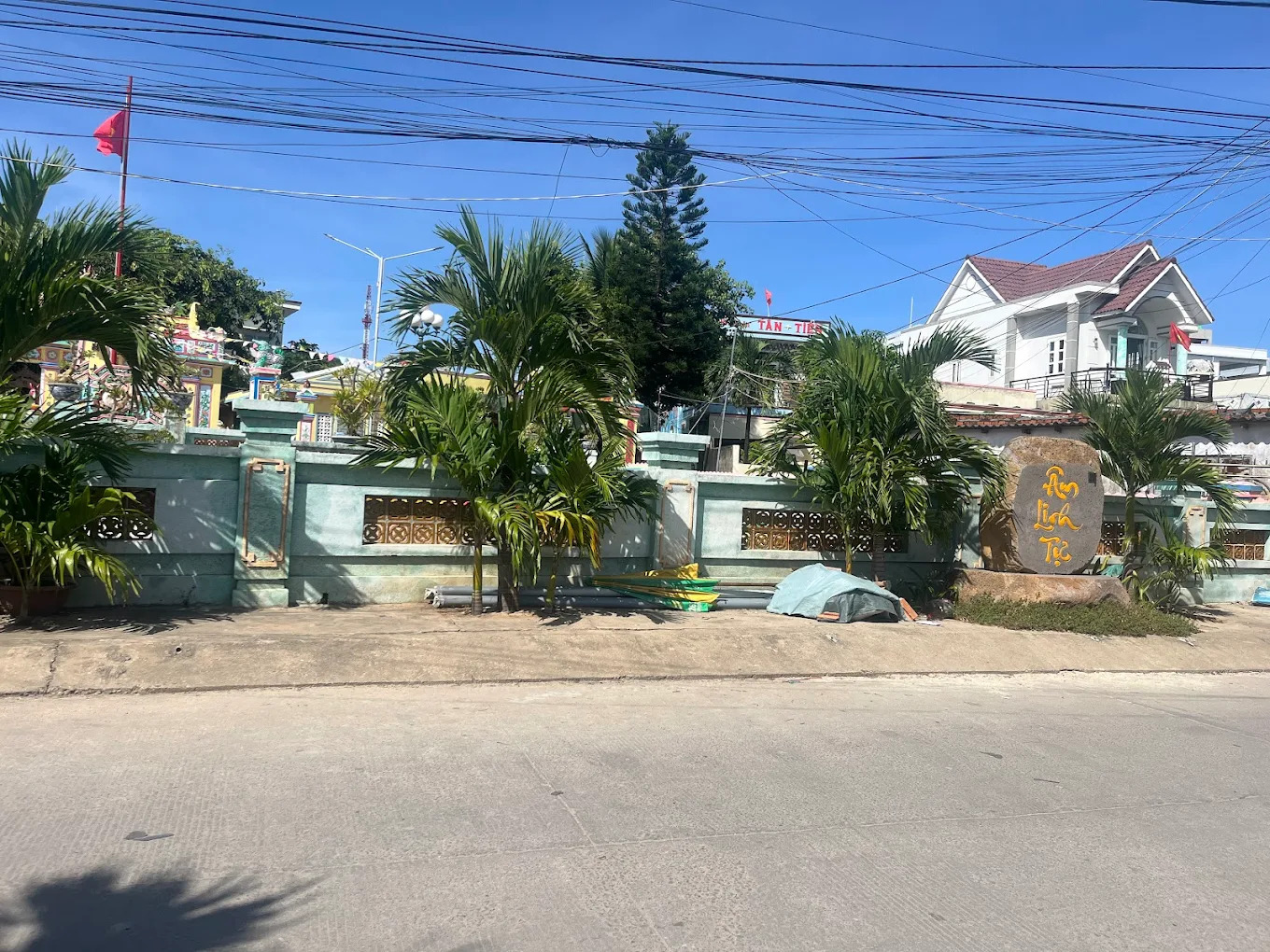 Hàng rào và bóng cây xanh giữ cho không gian miếu luôn mát mẻ, tách biệt khỏi xô bồ bên ngoài.