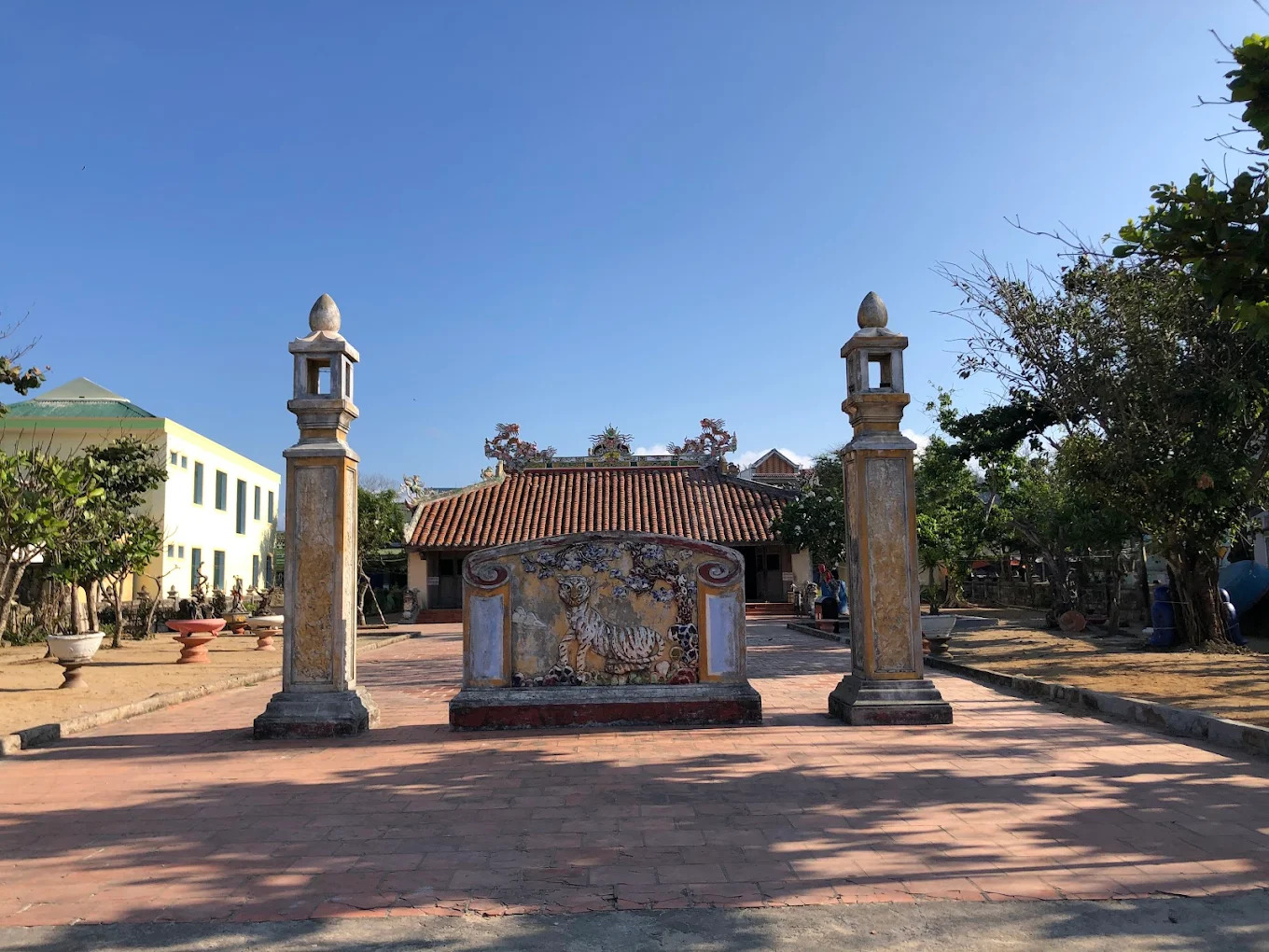 Hai trụ cổng và bức bình phong họa hình hổ - nét kiến trúc truyền thống đậm dấu thời gian.