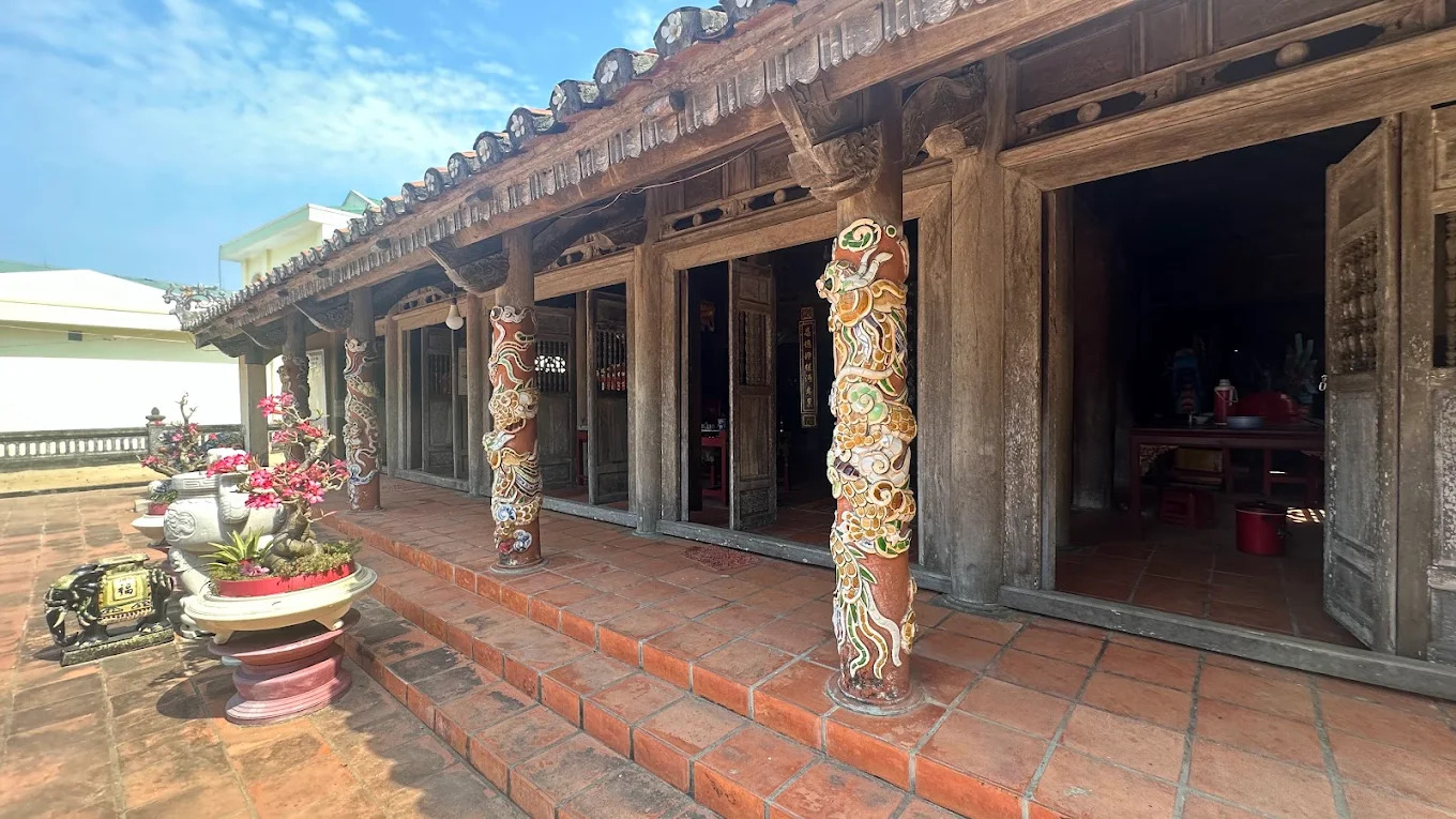 Mái ngói, đầu đao và đường nét chạm khắc tinh xảo giữ nguyên giá trị hàng trăm năm.