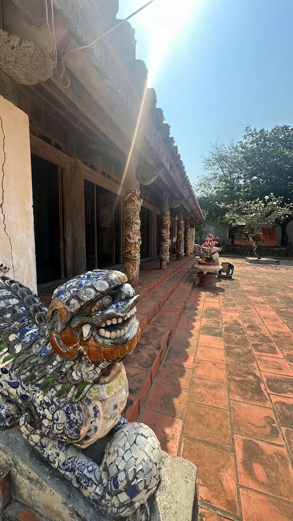 Tượng linh vật kỳ lân ghép sành sứ - nét độc đáo của nghệ thuật trang trí đình làng Việt.