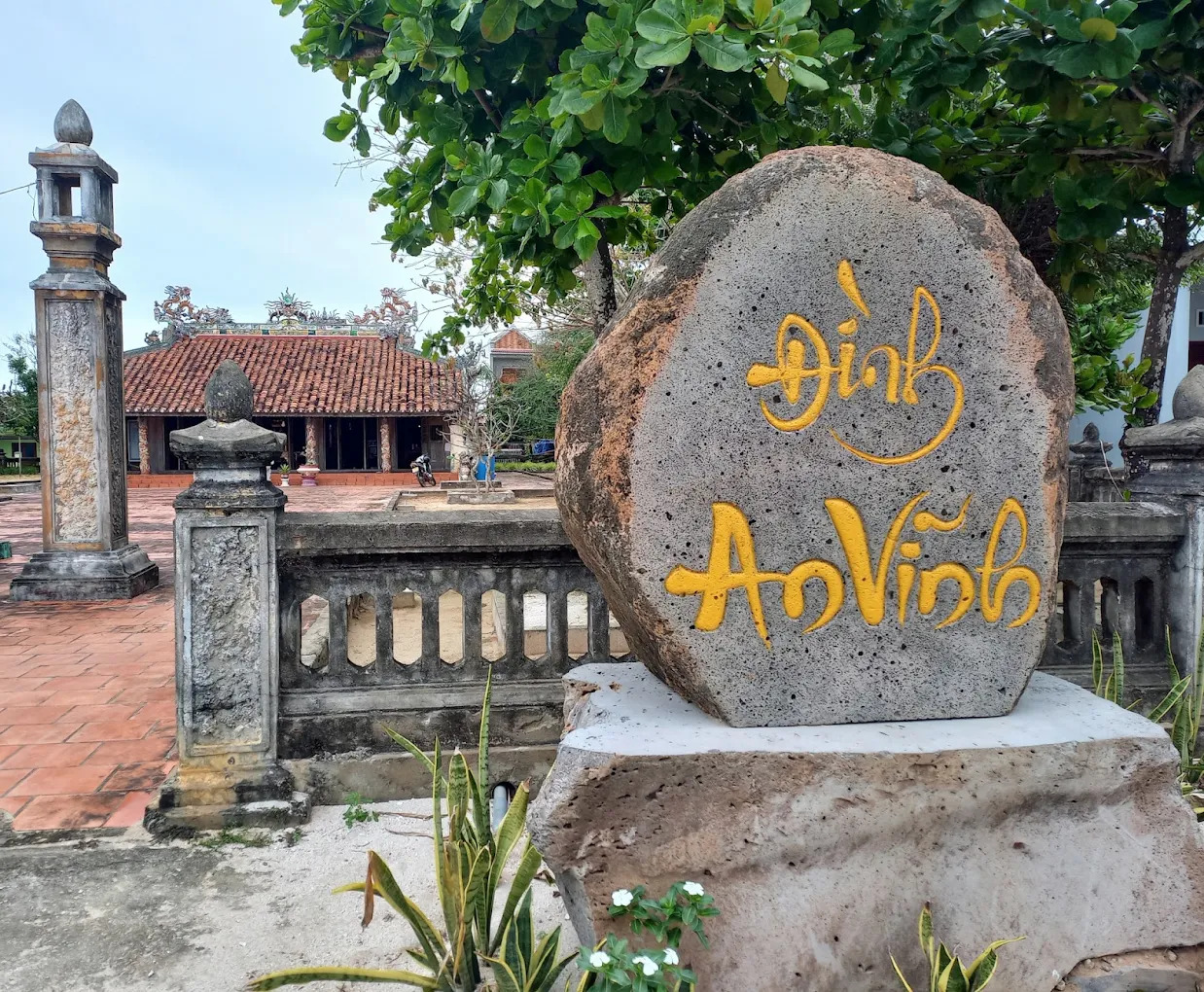 Dòng chữ vàng nổi bật trên khối đá nguyên, khắc sâu vào ký ức làng biển.