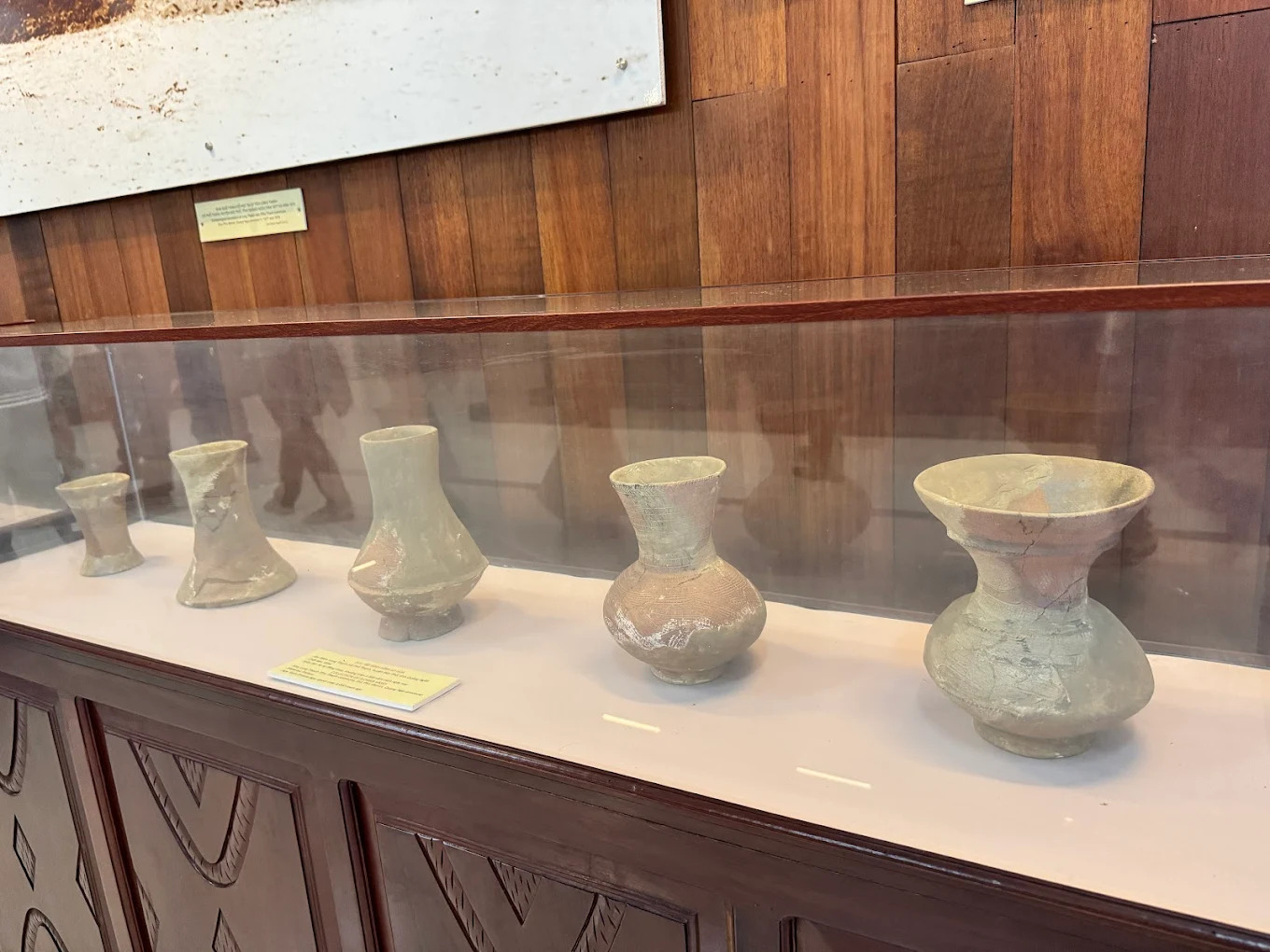 Đồ gốm với hình dáng đa dạng, từ nồi nấu đến bình chứa, phản ánh kỹ thuật chế tác tinh xảo.