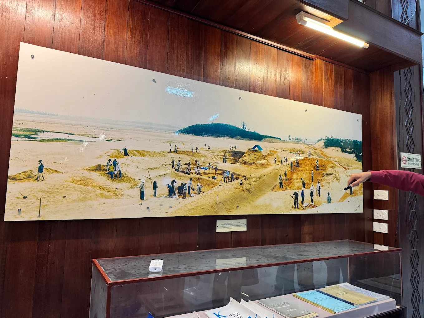 Hình ảnh ghi lại những cuộc khai quật, phát hiện hàng loạt hiện vật quý giá.