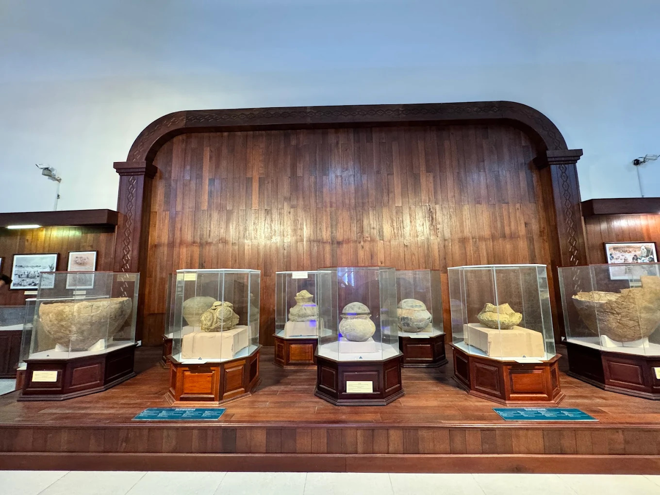 Các chum mộ và đồ tùy táng - đặc trưng nổi bật của văn hóa Sa Huỳnh.